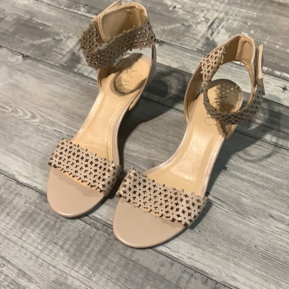 XOXO Shoes - XOXO WOMENS WEDGE SANDALS. BEIGE. SIZE 6.5M
